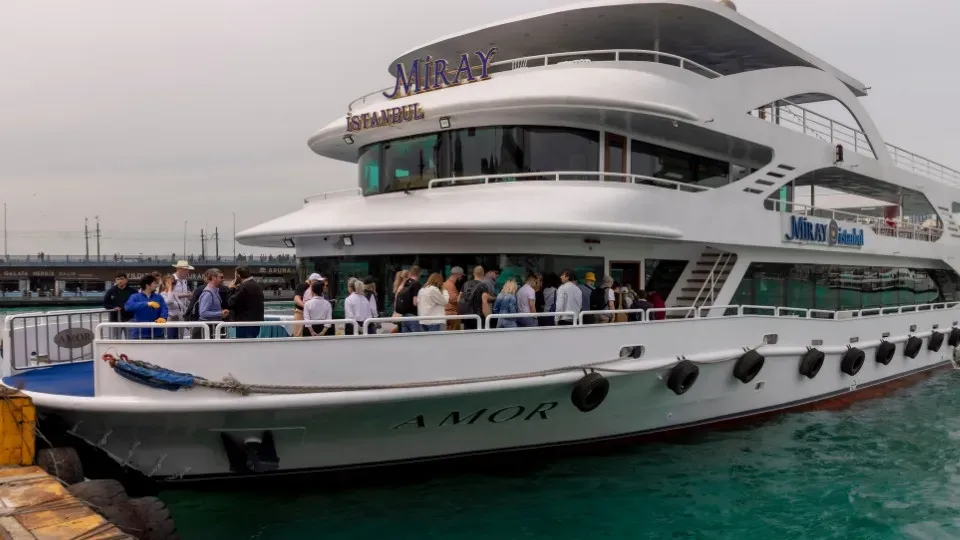 Bosphorus Cruise with Open Buffet Lunch &amp; Turkish Cultural Shows - Image 1